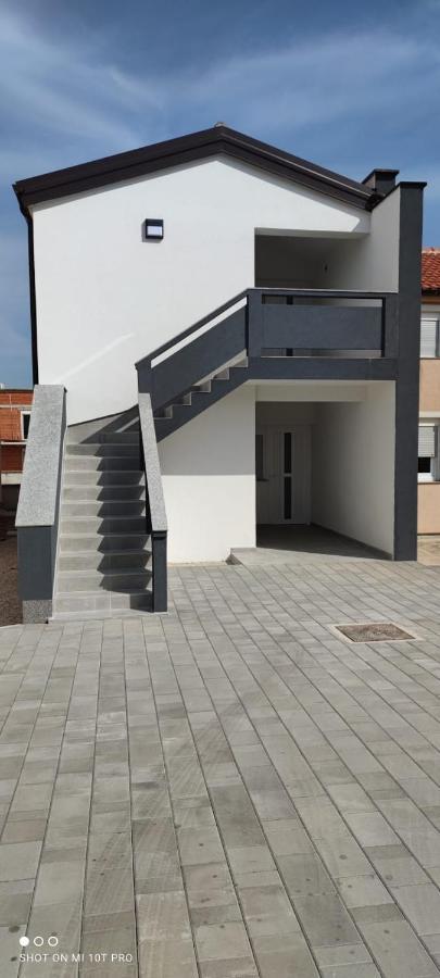Apartments Alen Vir Exterior photo
